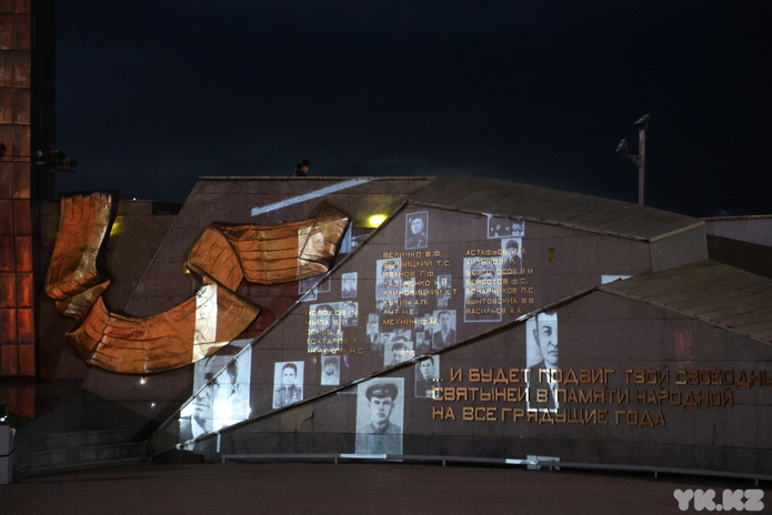 Усть-Каменогорске у Мемориала Славы вечером 9 мая зажгли свечи